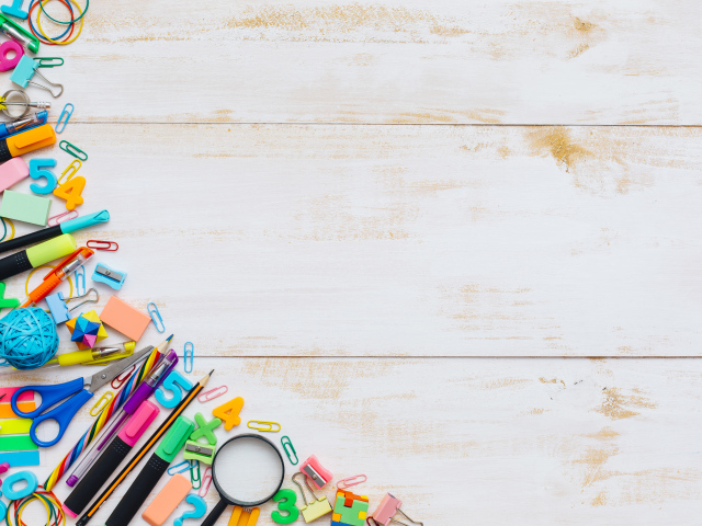 Деревянный фон с разноцветными канцелярскими предметами