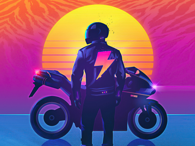 Байкер на мотоцикле на фоне солнца