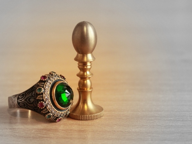 Старинный перстень на столе с фигурой