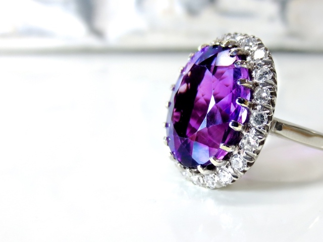 Красивое драгоценное кольцо с камнем