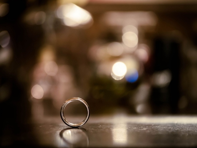 Золотое кольцо на ровной поверхности 