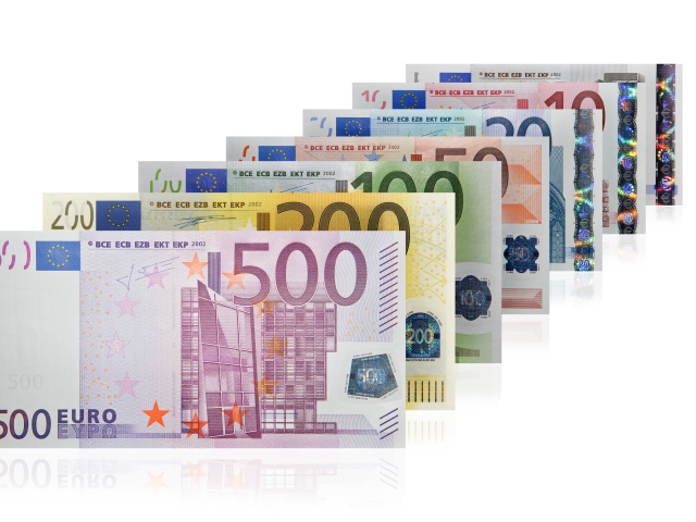 Разные банкноты евро на белом фоне