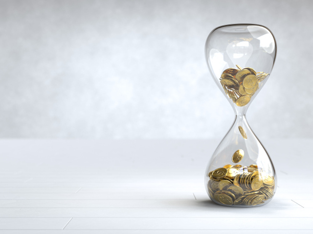 Стеклянные часы с монетами на сером фоне