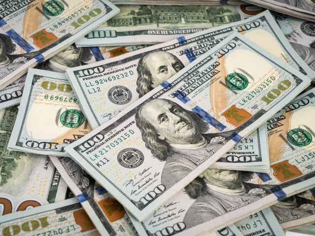 Много купюр долларов вблизи