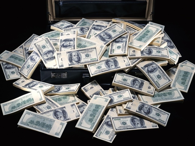 Пачки долларов в большом чемодане