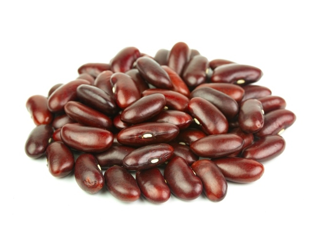 Горка красной фасоли на белом фоне