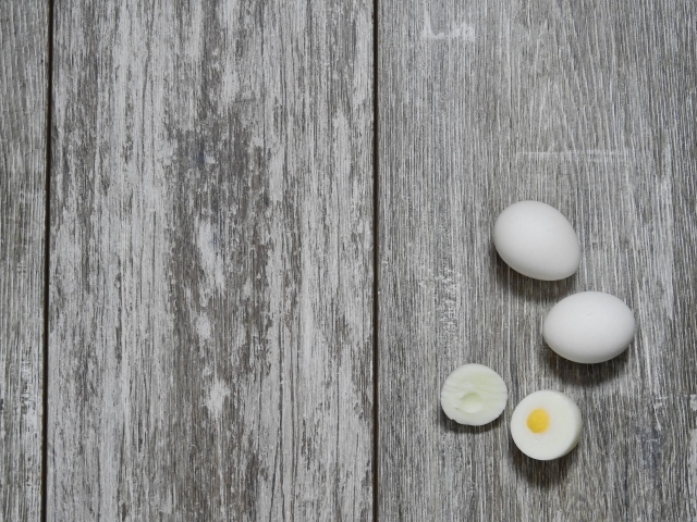 Вареные яйца на деревянном фоне