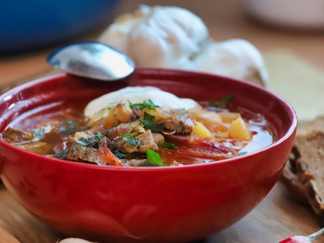 Борщ с мясом на столе с чесноком