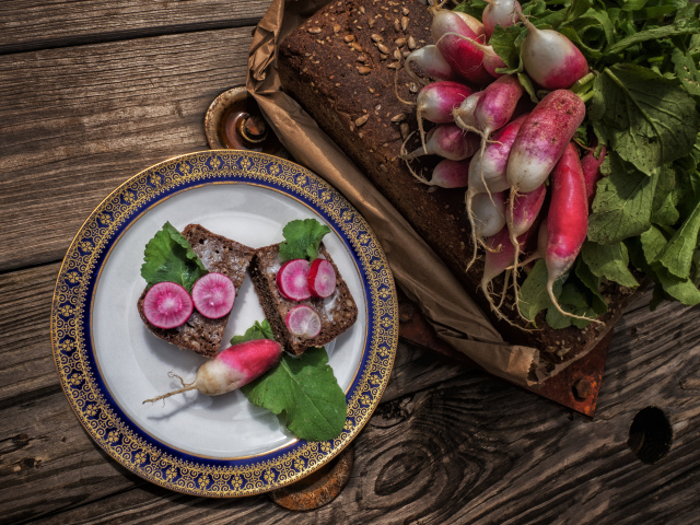 Хлеб с редисом на тарелке