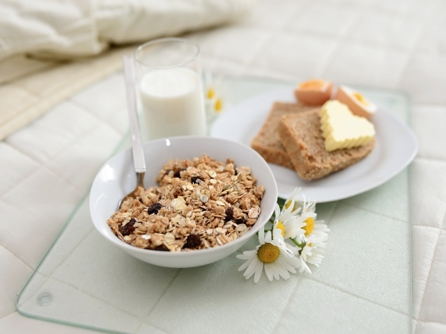 Хлопья с молоком и хлебом на столе