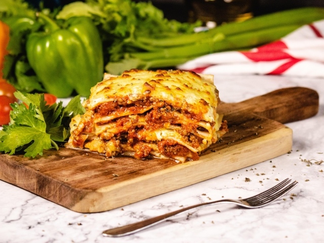 Лазанья на столе с овощами