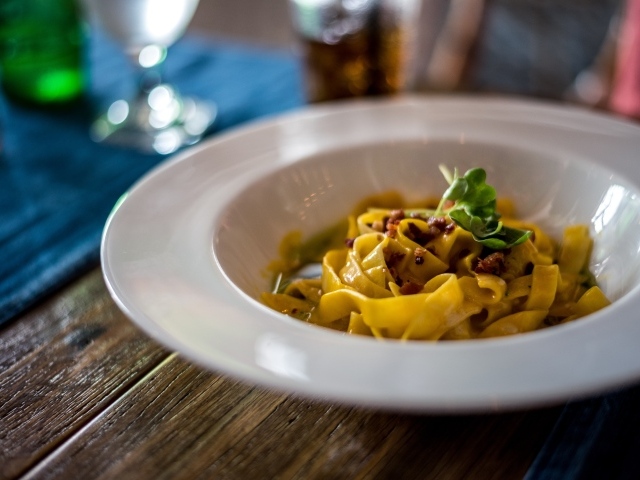 Лапша с мясом в  большой белой тарелке