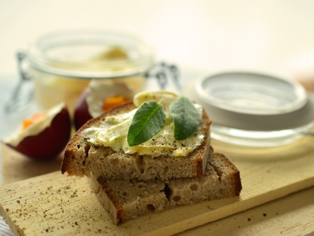 Кусочки хлеба с маслом на столе