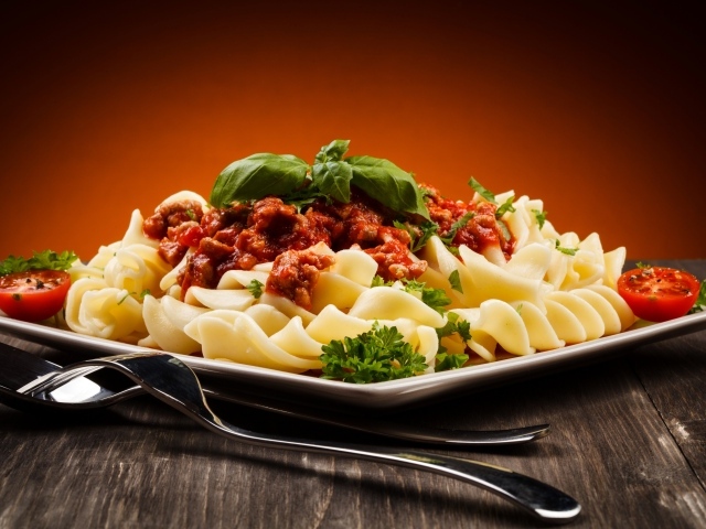 Тарелка с макаронами, фаршем и помидорами