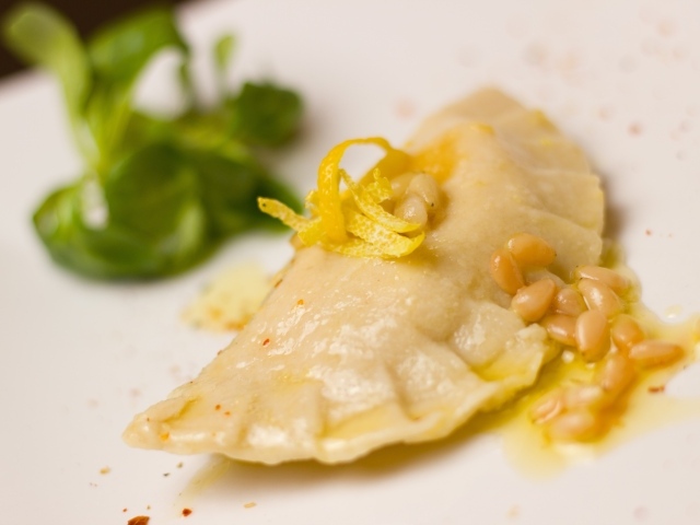 Равиоли на тарелке с зеленью