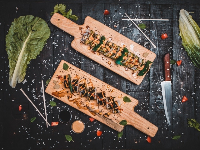 Роллы на деревянной доске на столе