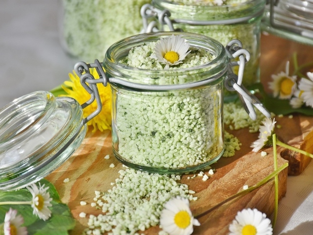 Соль в банке с цветами ромашки