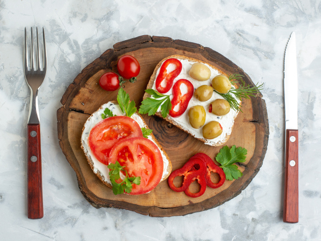 Бутерброды с сыром, оливками и кусочками помидора