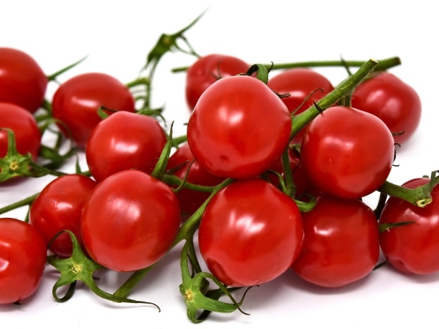 Маленькие красные помидоры черри