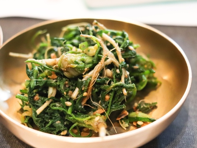 Острый корейский салат в тарелке