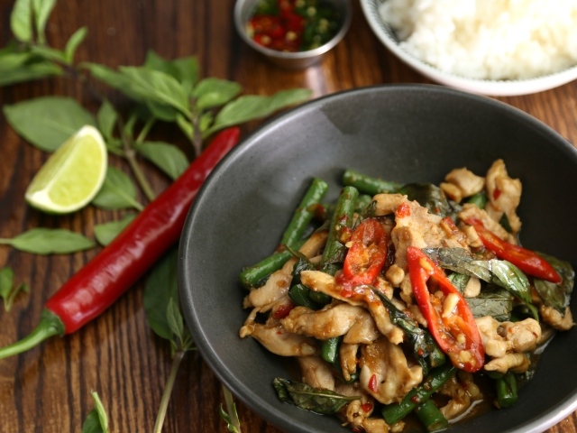 Острое тайское блюдо в тарелке