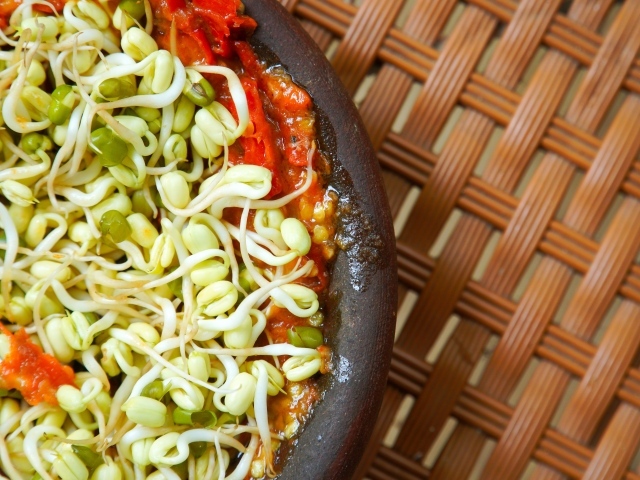 Пророщенные зерна в тарелке с томатами