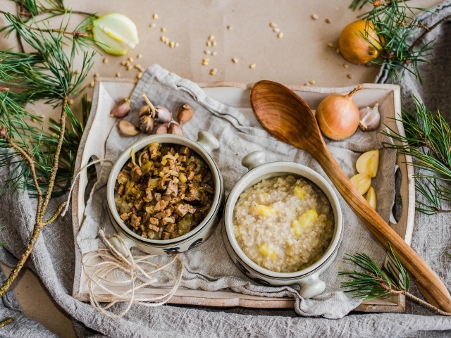 Две миски каши на столе с чесноком