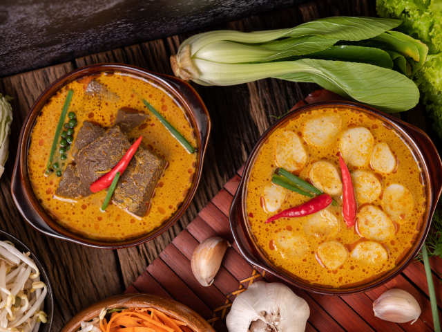 Две тарелки с острым супом на столе