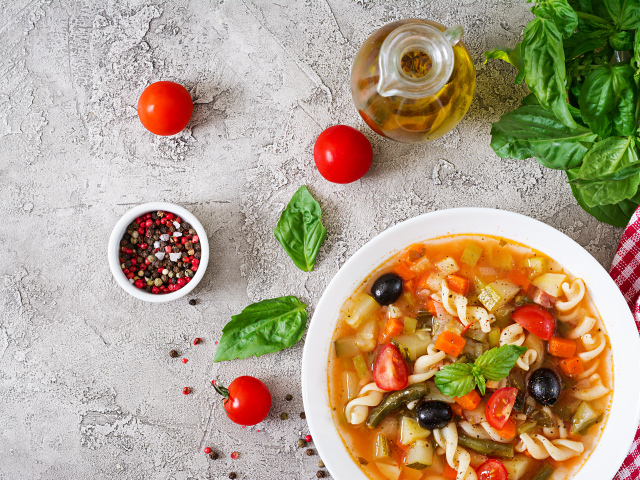 Овощной суп с макаронами на столе 