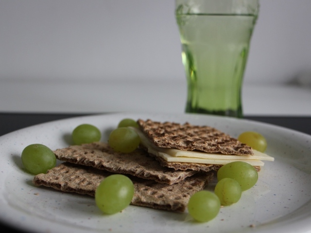 Вафли с сыром и виноградом на тарелке