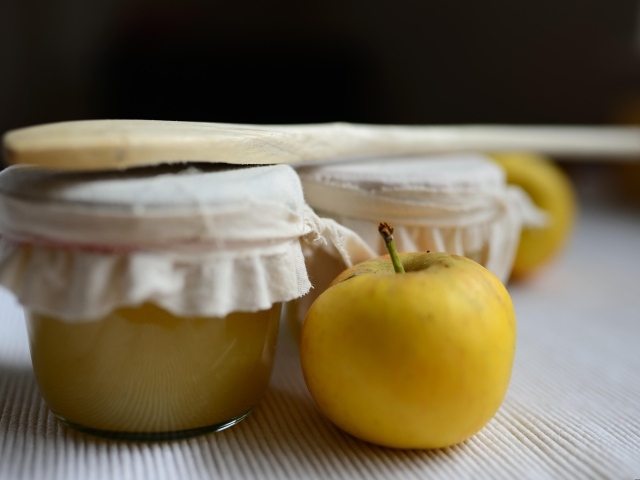 Яблочное пюре на столе с фруктом