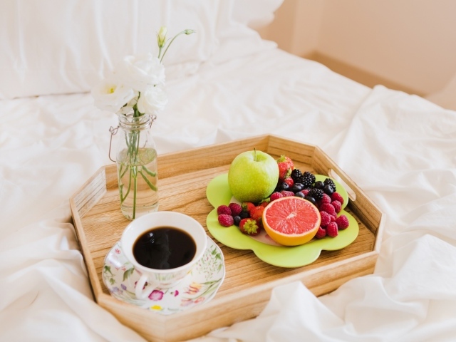 Фрукты и чашка кофе для любимой в постель