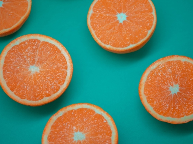 Половинки апельсина на голубом фоне