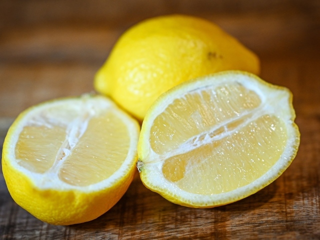 Половинки кислого желтого лимона