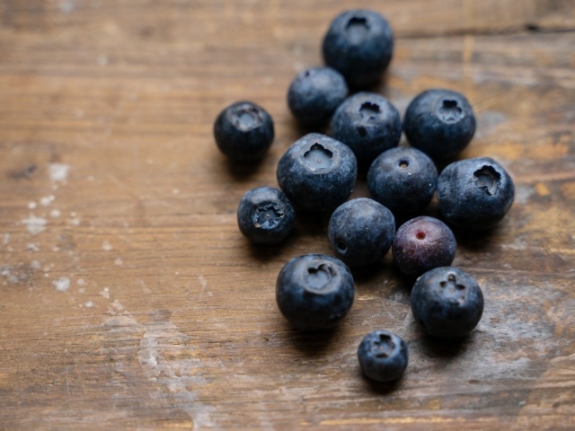 Большая синяя ягода черника на деревянном столе