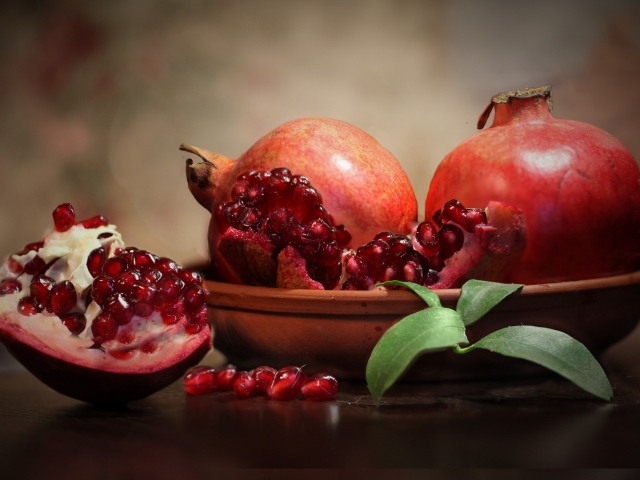 Большие спелые красные плоды граната
