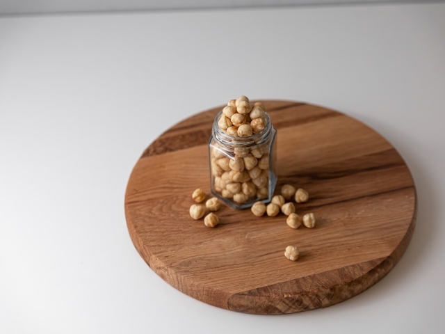Орехи в банке на деревянной доске