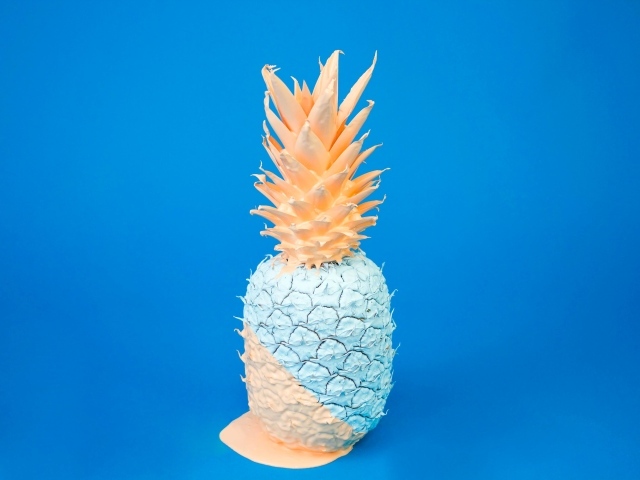 Ананас на голубом фоне