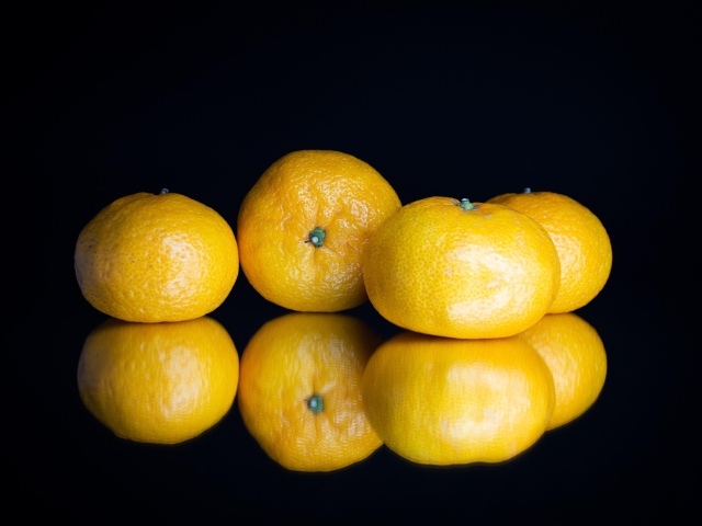 Мандарины на черном фоне