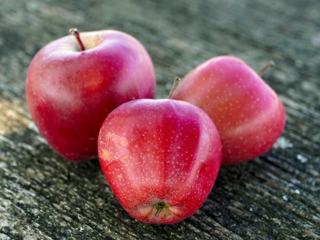 Три больших спелых красных яблока