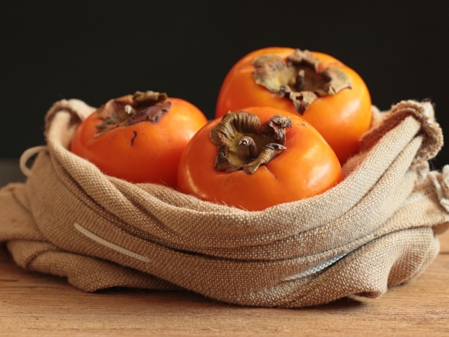Три сладких спелых хурмы в мешке