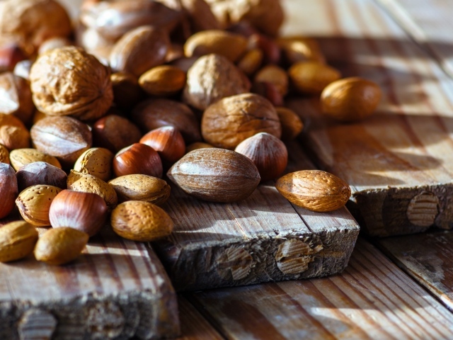 Разные орехи на столе 