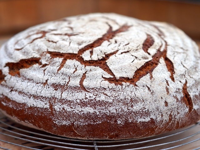 Свежий ароматный ржаной хлеб на столе