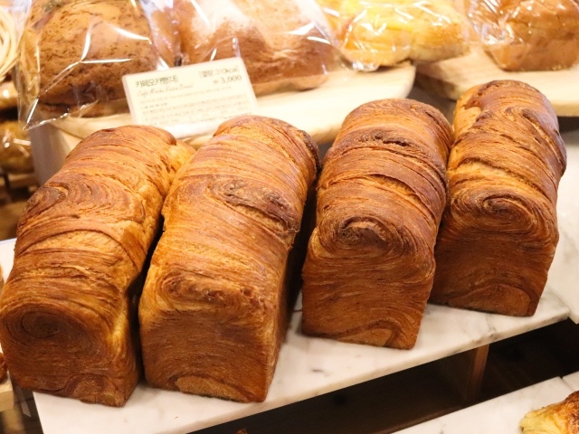 Свежий ароматный жареный хлеб