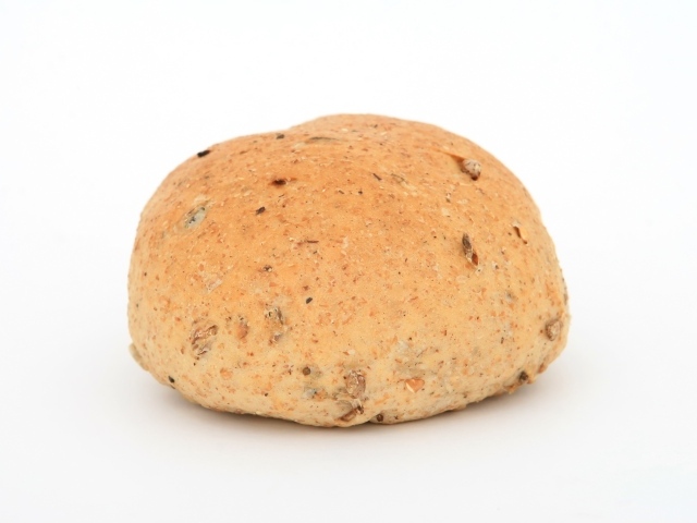 Буханка круглого хлеба на белом фоне