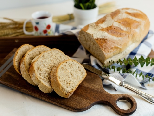 Нарезанный свежий хлеб на доске