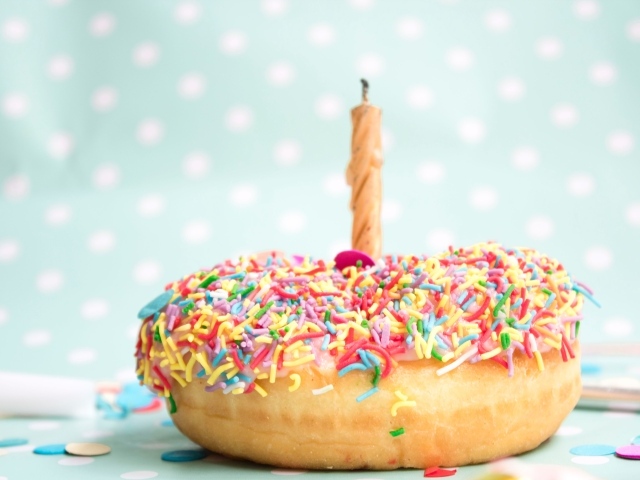 Аппетитный пончик со свечой на день рождения