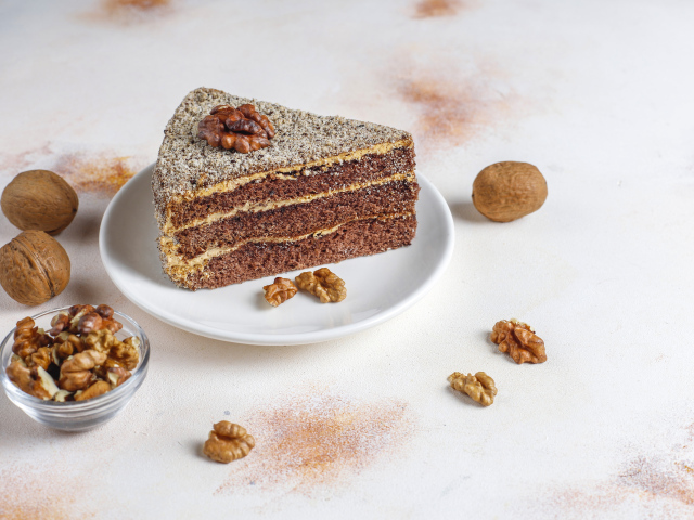 Аппетитный кусок  торта с грецкими орехами
