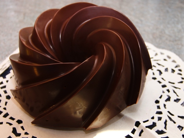 Красивый шоколадный десерт на тарелке