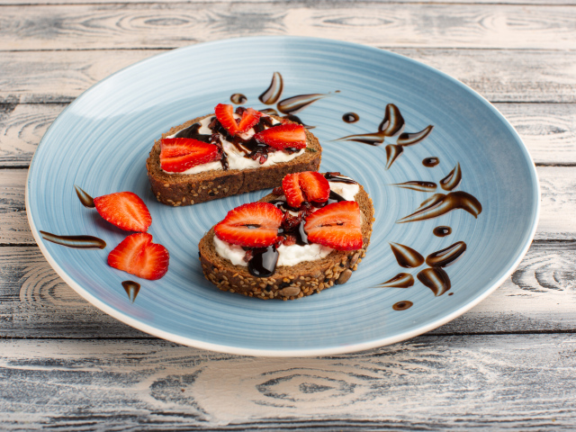 Хлебные гренки с кремом, шоколадом и кусочками клубники